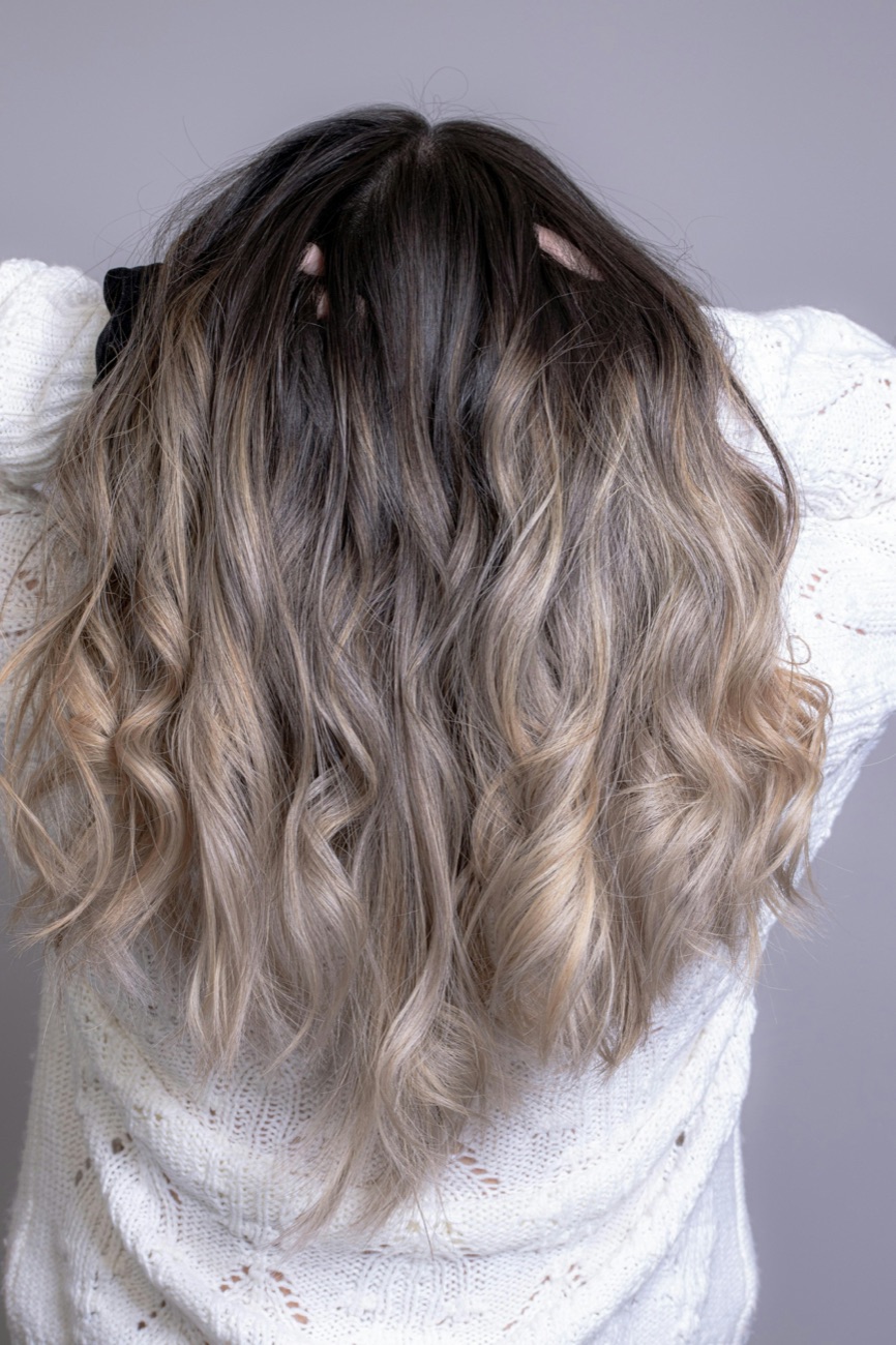 Nahaufnahme von satter, dimensionaler Balayage-Haarfarbe