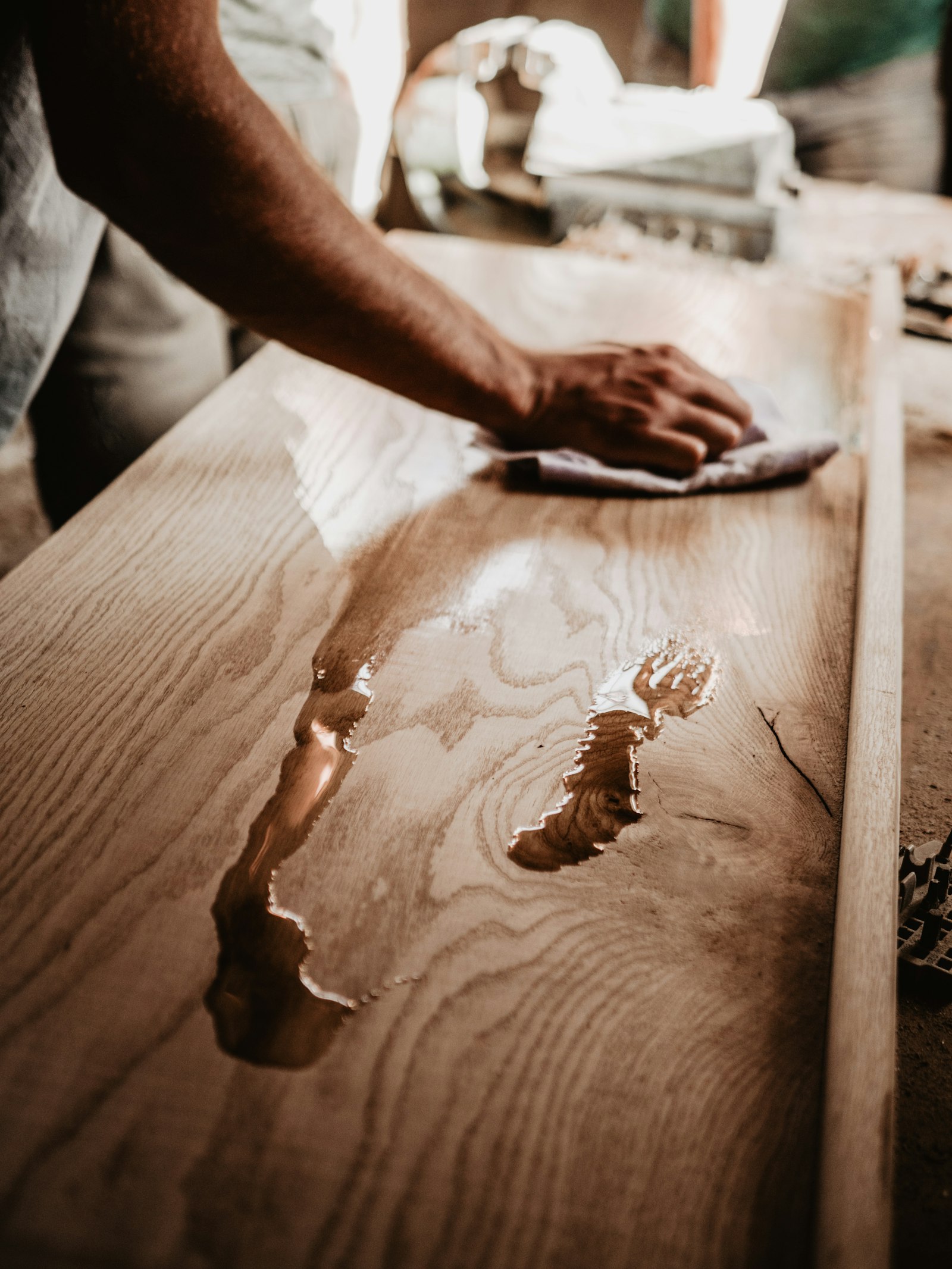 Live-Edge Tischplatte aus Eiche wird von Hand mit Öl behandelt