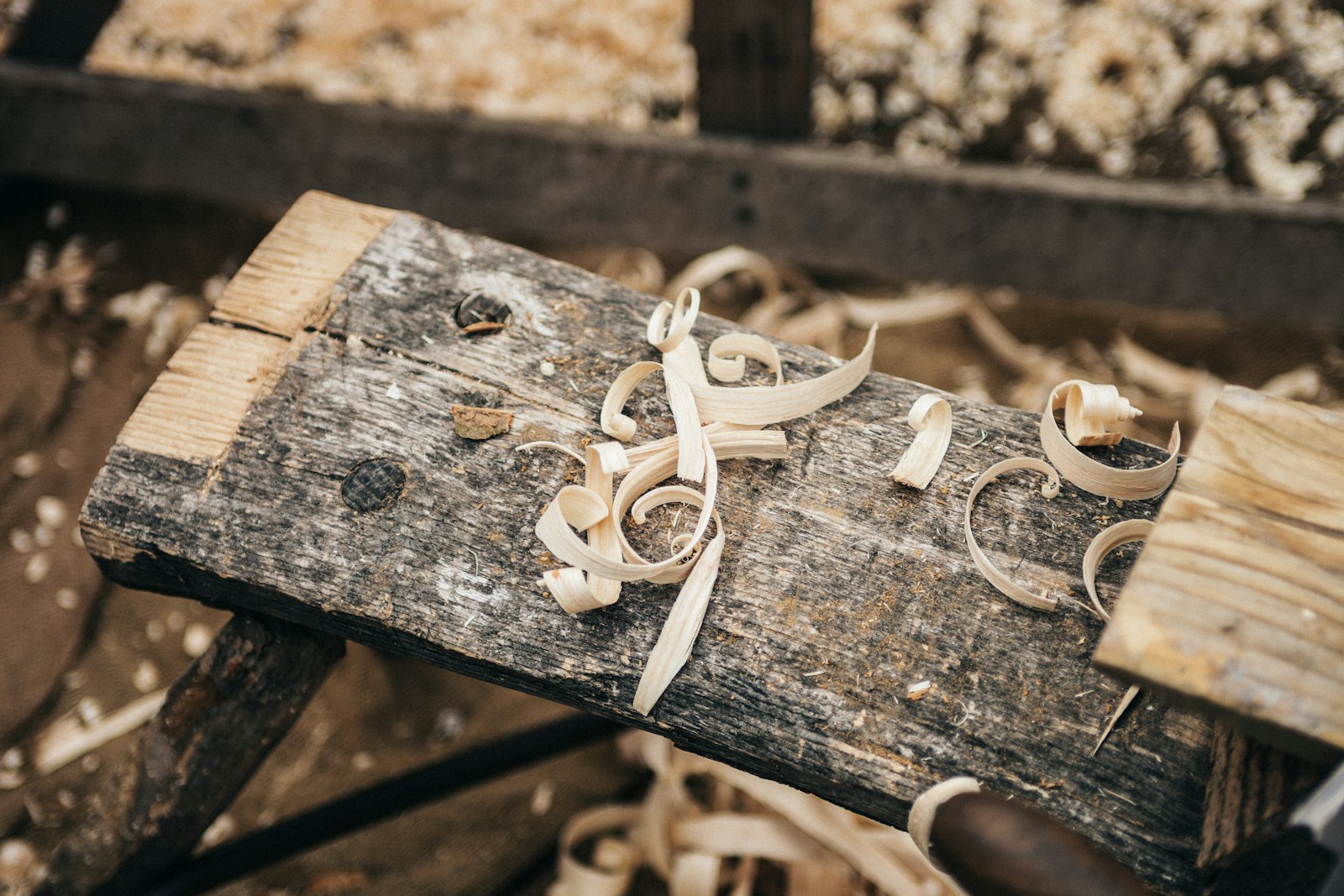 Gehobelte Holzspäne auf einer alten Werkbank