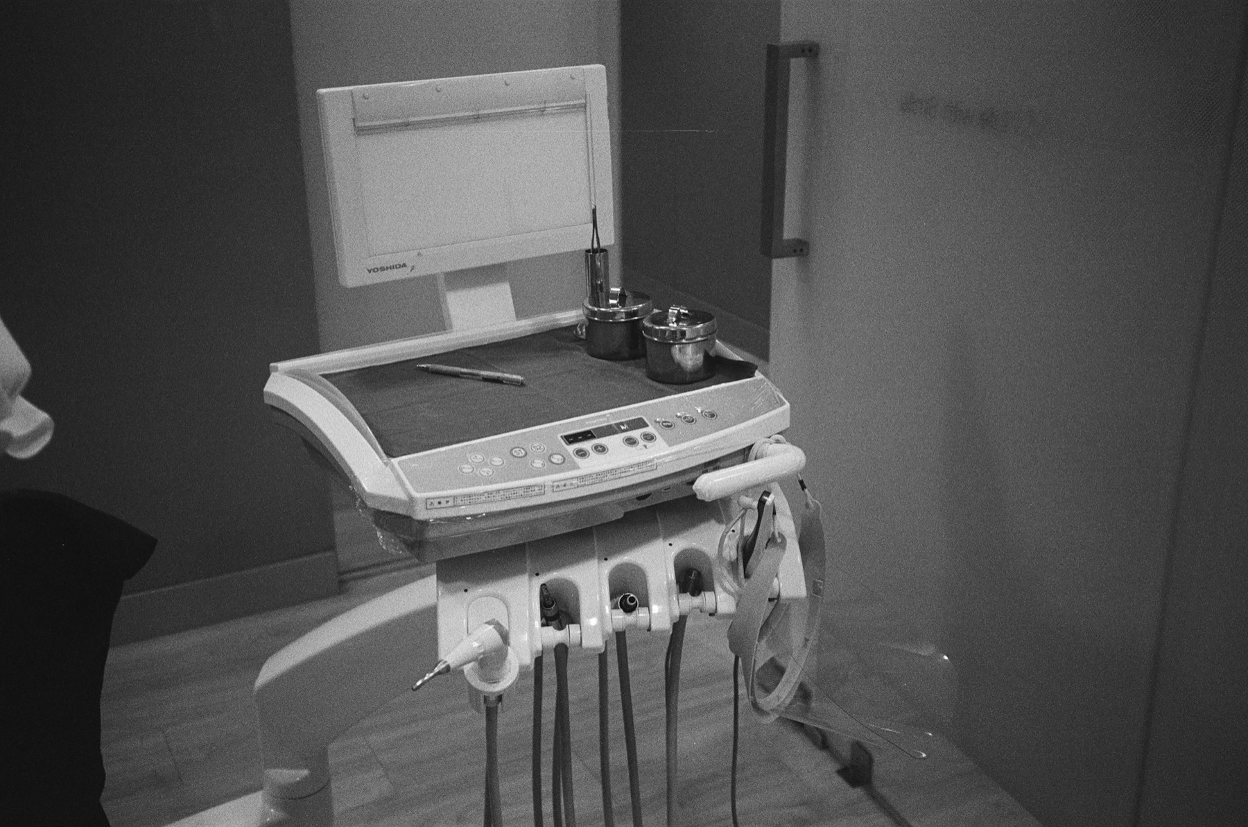 Moderne Diagnostik- und Behandlungseinheit in einer zeitgemäßen Zahnarztpraxis.