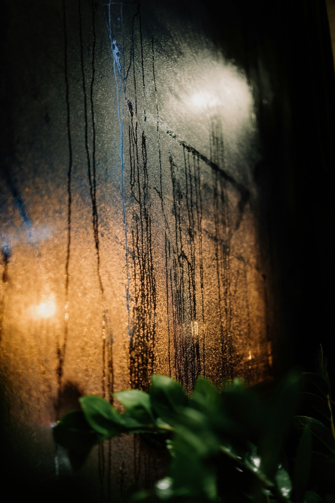 Ruhiges, natürliches Licht durch ein Fenster — Sinnbild für eine entspannte, druckfreie Atmosphäre.